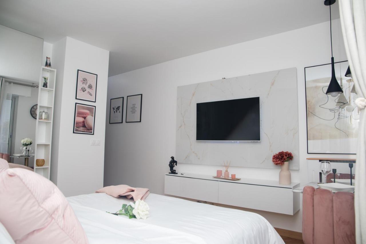 Paris' Premium Romantic Studio Exterior photo